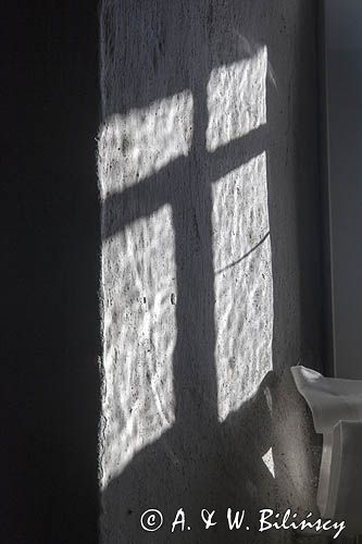 Cień okna w kościele na wyspie Tuno, Kattegat, Dania