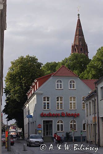 kamienica i wieża kościoła w Ueckermunde, Niemcy