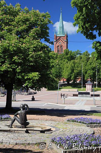 Fontanna, studnia i nowy kościół, plac targowy w Uusikaupunki, Finlandia, Zatoka Botnicka