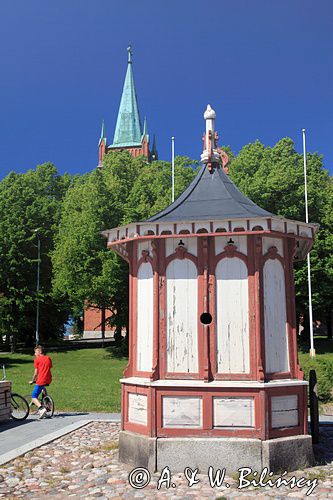 Studnia i nowy kościół, plac targowy w Uusikaupunki, Finlandia, Zatoka Botnicka