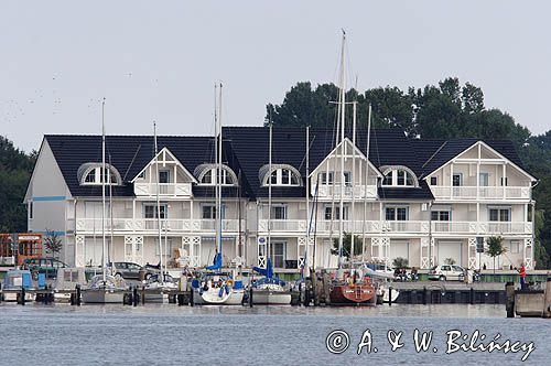 marina w Karlshagen na wyspie Uznam, cieśnina Peene - Piana między wyspą Uznam a kontynentalną częścią Niemiec