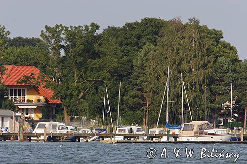 marina w Ziemitz na wyspie Uznam, cieśnina Peene - Piana między wyspą Uznam a kontynentalną częścią Niemiec