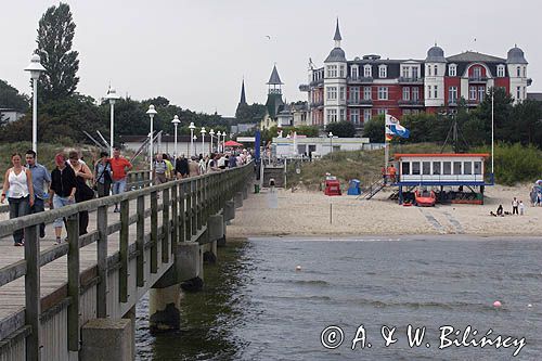 molo, plaża i hotele w Zinnowitz na wyspie Uznam, Niemcy