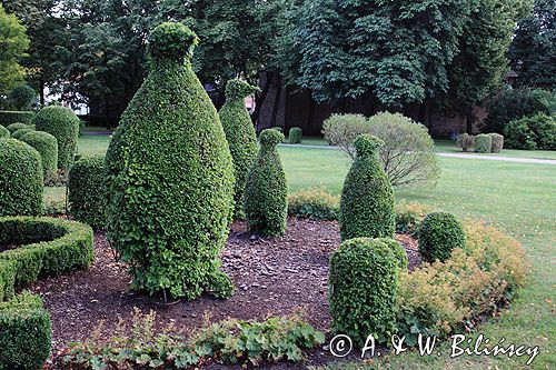 rzeźba ogrodowa 'Rodzina Pingwinów' w parku miejskim w Ventspils, Windawa, Łotwa Ventspils, Latvia