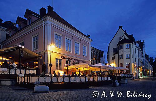 Visby na Gotlandii, stare miasto nocą, Wisby Hotel, Szwecja