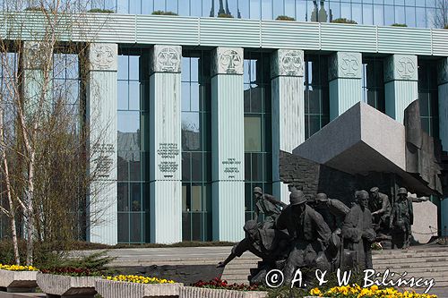 Warszawa Nowy Gmach Sądu Najwyższego, Pomnik Powstańców Warszawy