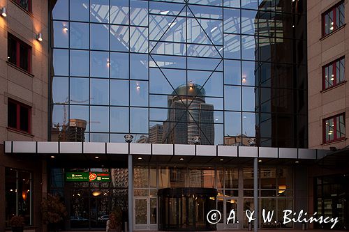 Warszawa na rogu ulic Jana Pawła II i Grzybowskiej budynek Atrium Plaza