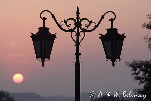 Warszawa, wschód słońca i latarnia na placu Zamkowym nad trasą WZ