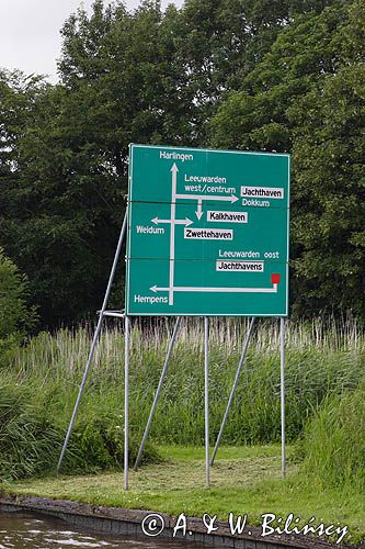 drogowskaz dla wodniaków na kanale wskazujący szlaki wodne do Leeuwarden, Harlingen, Dokkum, Holandia