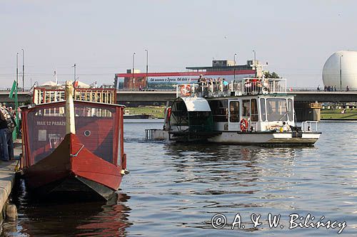 tramwaj wodny i gondola, rzeka Wisła, szlak wodny Wisły, Kraków, pod Wawelem, Małopolska