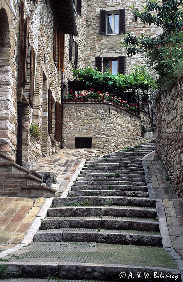Włochy, Umbria, Asyż, zaułek, uliczka, schodki