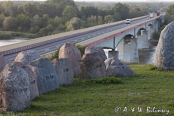 Pomnik Bitwy nad Bzurą i most nad Wisłą w Wyszogrodzie