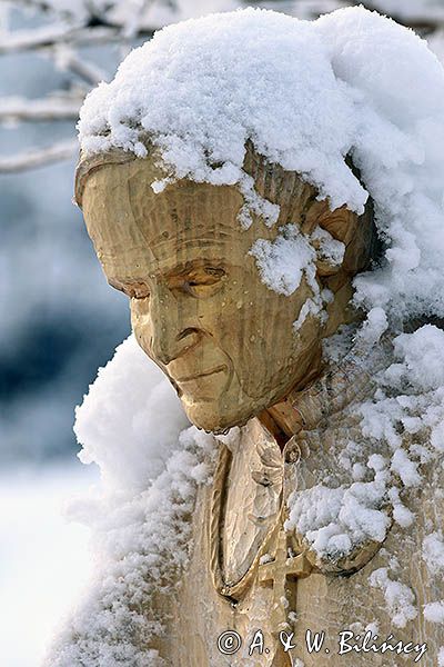 drewniana figura Jana Pawła II w Zagórzu