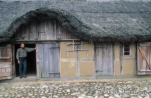 Zagroda gburska w muzeum w Nadolu, izba, skansen w Nadolu