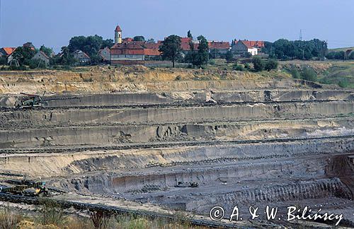 Zakład górniczy w Jaroszowie w głębi widok na Rusko)