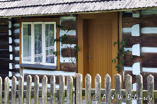 chata we wsi Rakszawa Potok koło Łańcuta przyozdobiona brzozowymi gałązkami na Zielone Świątki