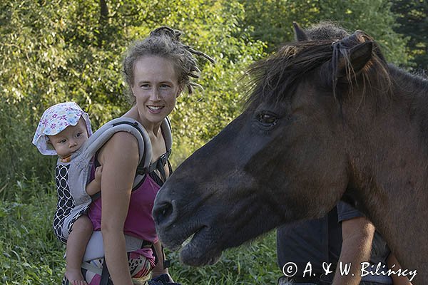 Mama z córeczką i koń huculski Otryt, Bieszczady