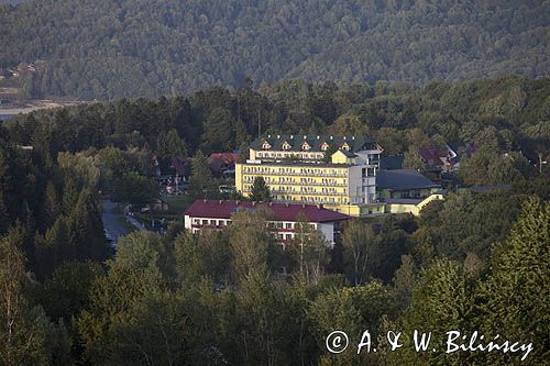 Zalew Soliński, Bieszczady, Widok z punktu widokowego w Polańczyku na hotel Atrium