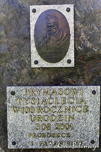 Zuzela tablica pamiatkowa przy kościele, wieś w której urodził się Prymas Tysiąclecia - kardynał Wyszyński