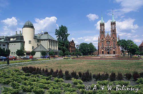 żyrardów, plac Jana Pawła II i kościół pw. Matki Bożej Pocieszenia