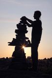 układanie kamiennych piramid, wyspa Rodhamn, Alandy, Finlandia a boy stacking up stones, Rodhamn Island, Alands, Finland