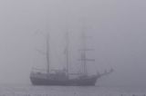 statek widmo żaglowiec we mgle, wyspa Alderney, Channel Islands, Anglia, Wyspy Normandzkie, Kanał La Manche