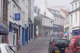 uliczka we mgle w St. Anne na wyspie Alderney, Channel Islands, Anglia, Wyspy Normandzkie, Kanał La Manche