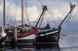 barki holenderskie w porcie jachtowym w Nes, Wyspa Ameland, Wyspy Fryzyjskie, Holandia, Waddensee