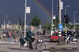 Tęcza nad skrzyżowaniem ulic, rowerzysta, Amsterdam, Holandia