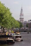 Wieża Zuiderkerk i rowery na moście nad kanałem, Amsterdam, Holandia