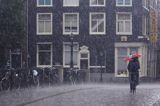 na moście w deszczu, Amsterdam, Holandia
