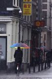 w deszczu na rowerze, Amsterdam, Holandia