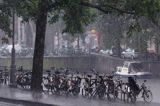 w deszczu, rowery nad kanałem, Amsterdam, Holandia