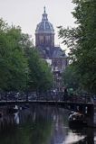 mostek nad kanałem i kościół, Amsterdam, Holandia