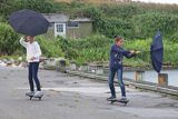 Zabawa na deskorolce z parasolką, port Korshavn, wyspa Avernako, Archipelag Południowej Fionii, Dania