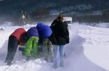 Obwodnica bieszczadzka w Ustrzykach Górnych Wielka Pętla Bieszczadzka ludzie pchający samochód przez śnieżną zaspę