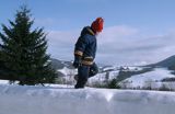 dziewczynka maszerująca po śniegu w Bieszczadach