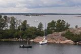 jachty przy wyspie Biskopson, Szkiery Szwedzkie, Archipelag Sztokholmski, Szwecja