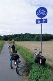 rowerzystka na szlaku rowerowym, wyspa Bornholm, Dania