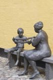 babcia z wnuczkiem - rzeźba w galerii sztuki w Svaneke na wyspie Bornholm, Dania