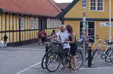 uliczka w Svaneke, parking rowerowy, na wyspie Bornholm, Dania