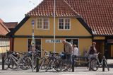uliczka w Svaneke, parking rowerowy, na wyspie Bornholm, Dania