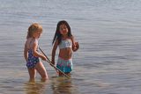 Kąpiące się dziewczynki przy wyspie Brehat, Ille de Brehat, Bretania, Francja