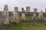 Menhirs de Lagatjar koło Camaret sur Mer, Bretania, Francja pole prehistorycznych stojących kamieni ułozonych w linie, Alignements de Lagatjar i ruiny zamku - rezydencji Manoir Saint-Pol-Roux
