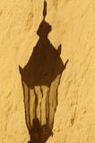 Christianso wyspa, cień lampy ulicznej na murze