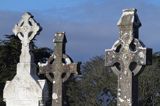Irlandzkie kamienne krzyże na cmentarzu w Clondra, rejon Górnej Shannon, Irlandia