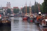 Dordrecht, świt nad kanałem, barki holenderskie, Grote Kerk, Holandia