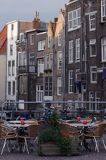 Dordrecht, domy i restauracja nad kanałem, Holandia