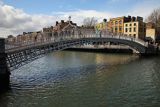 Most Ha Penny Bridge, rzeka Liffey, Dublin, Irlandia