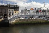 Most Ha Penny Bridge, nabrzeże nad rzeką Liffey, Dublin, Irlandia